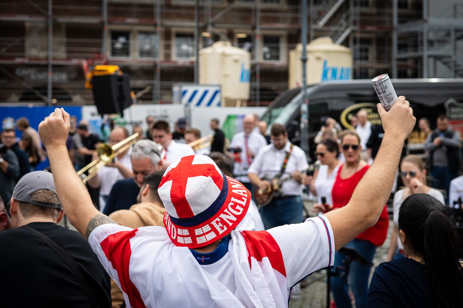 Englischer Fussballfan mit Kappe von hinten gesehen jubelt