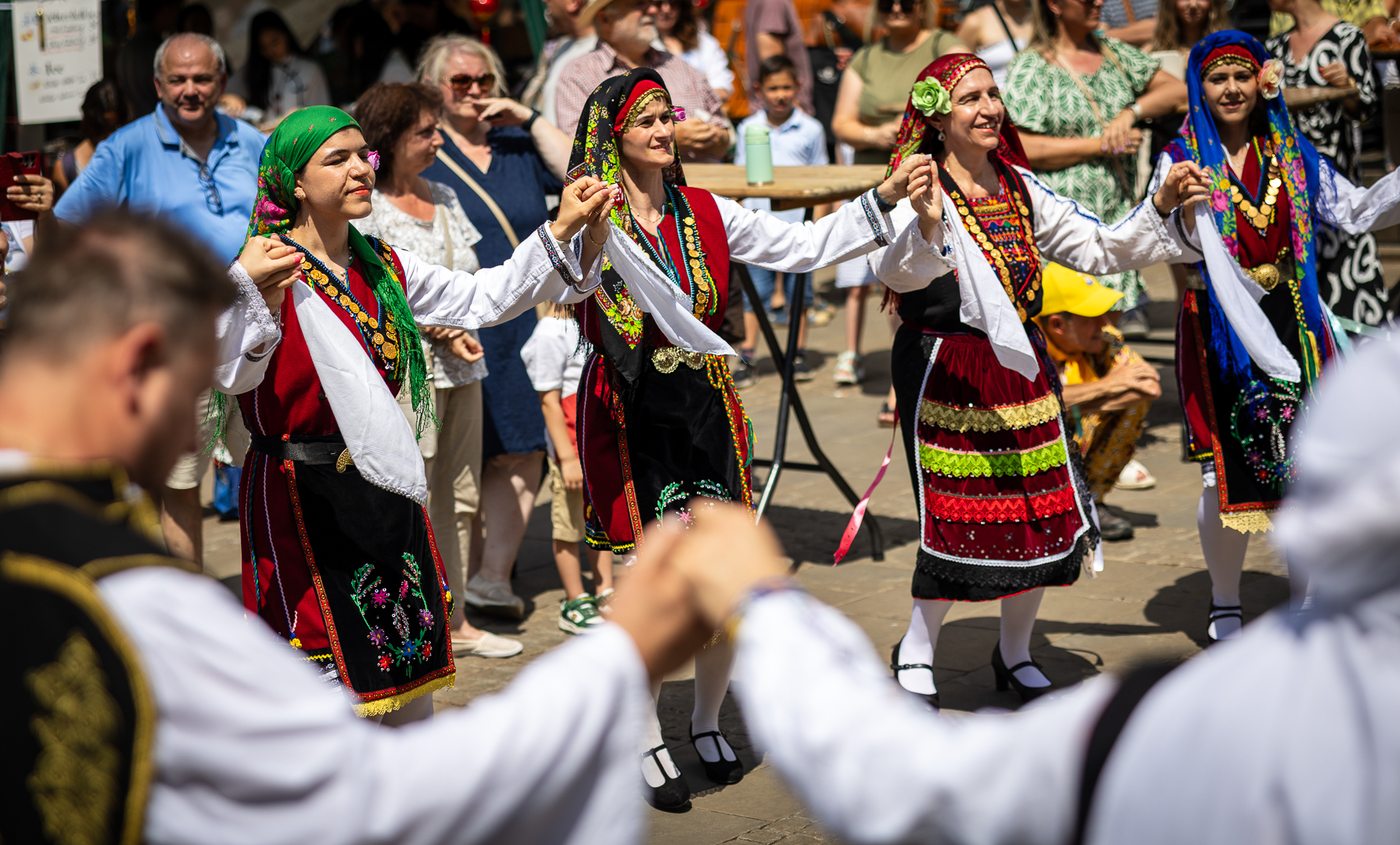 Aserbaidschanisch Kulturgruppe Tanz auf dem Ratingen Makrtplatz