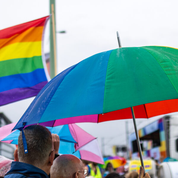 Zwischen grauem Himmel und bunten Straßen